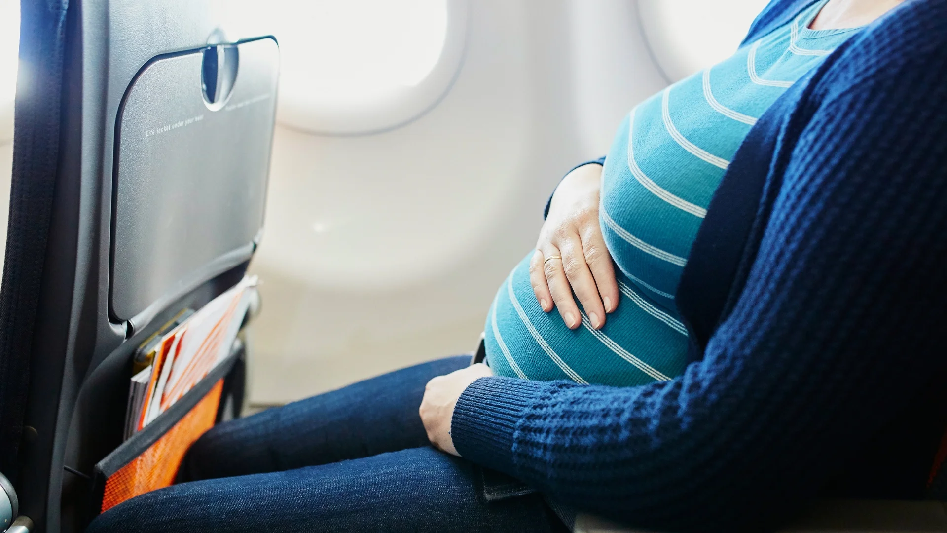 Une femme enceinte qui prend son vol