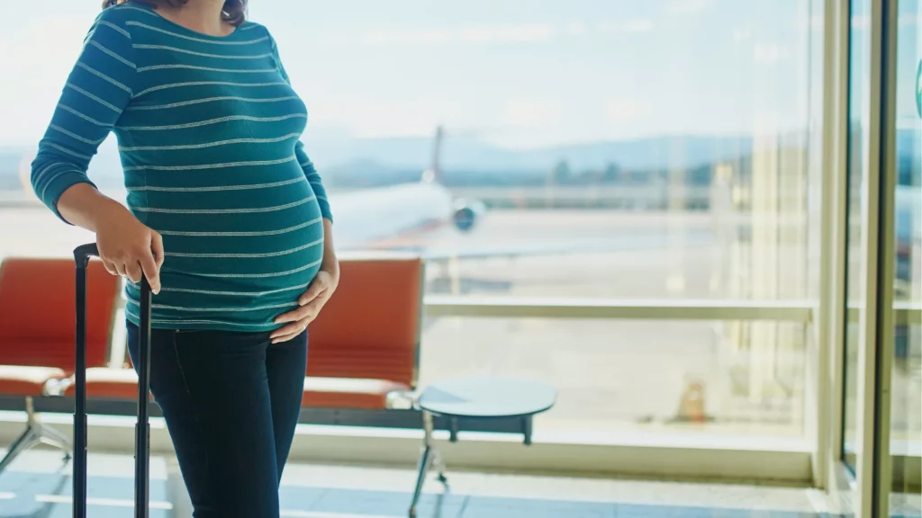 une femme enceinte à l'aéroport