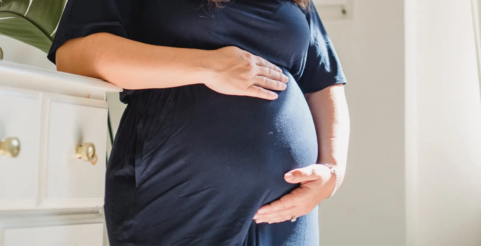 femme enceinte qui se tient le ventre