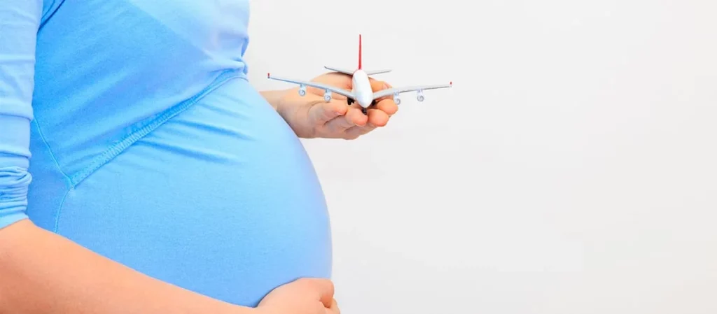 femme enceinte souhaitant prendre l'avion