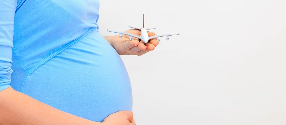 femme enceinte souhaitant prendre l'avion