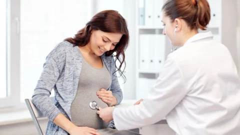 Femme enceinte chez le medecin