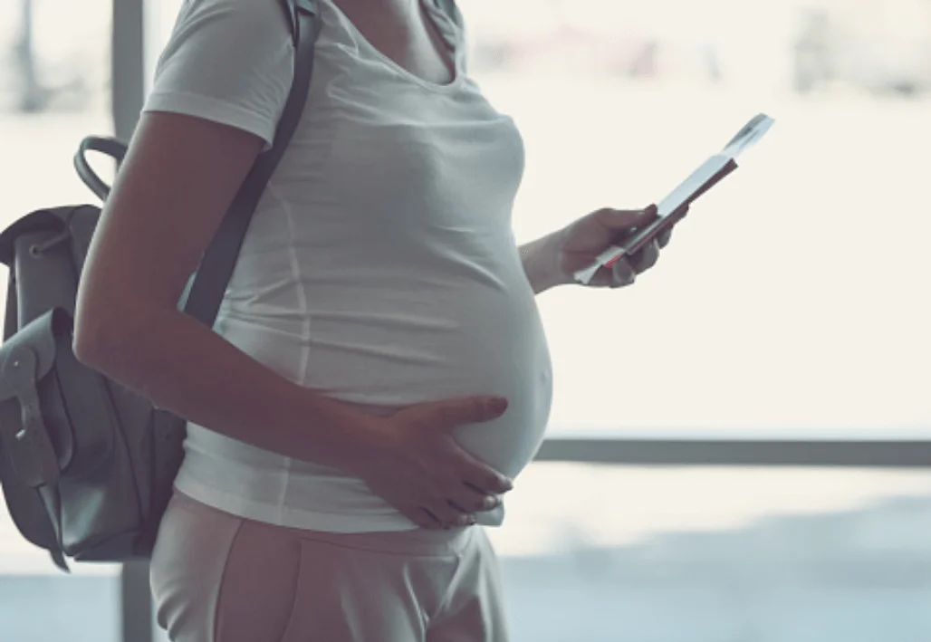 Femme enceinte à l'aéroport.