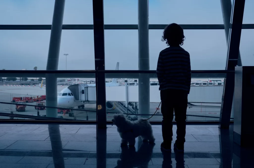 Enfant avec son chien dans un aéroport